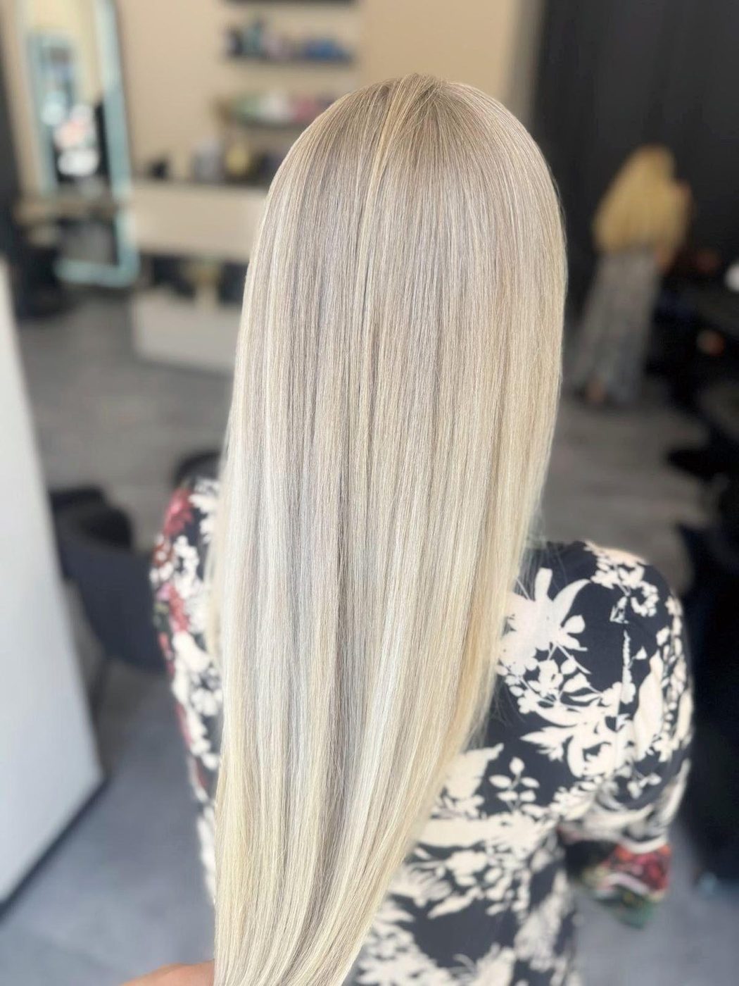 Platinblonde, glatt gestylte Längen