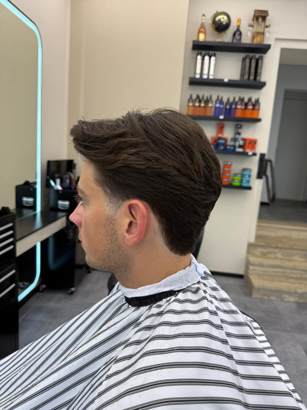 Herrenschnitt mit Volumen im Deckhaar