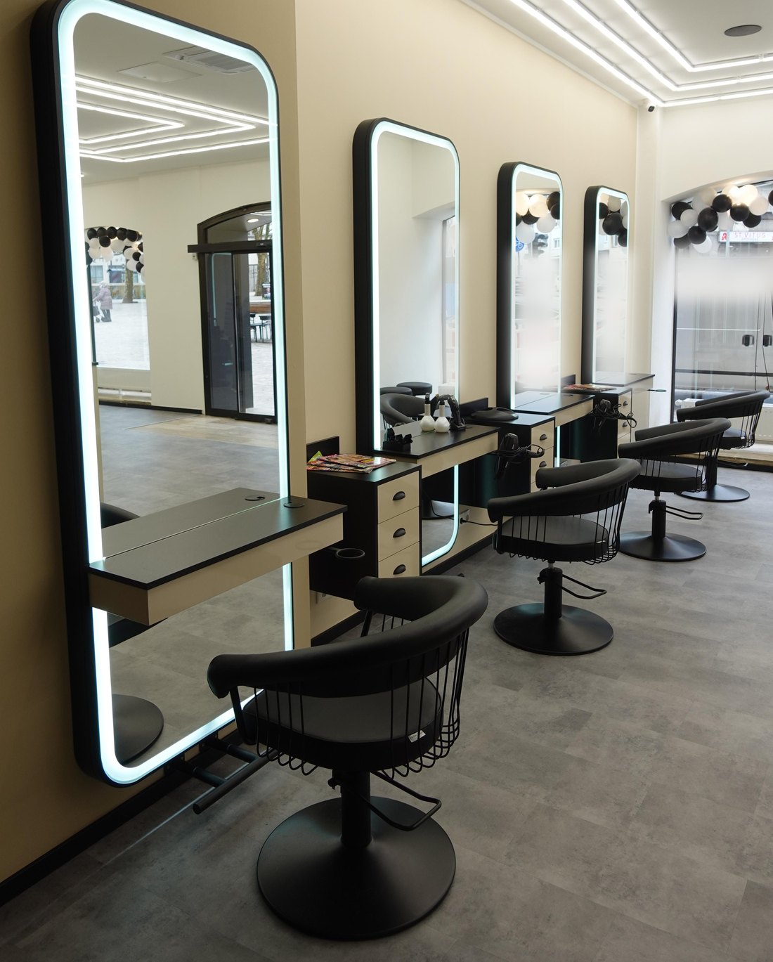 Salonbereich im Studio 15 mit beleuchteten Spiegeln und Styling-Plätzen